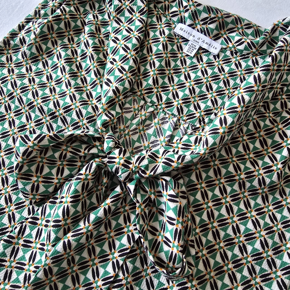 Chic Sleeveless Geometric Blouse - Picture 2 of 6